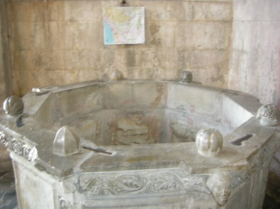 Pieve di Brancoli, Fonte battesimale ottagonale